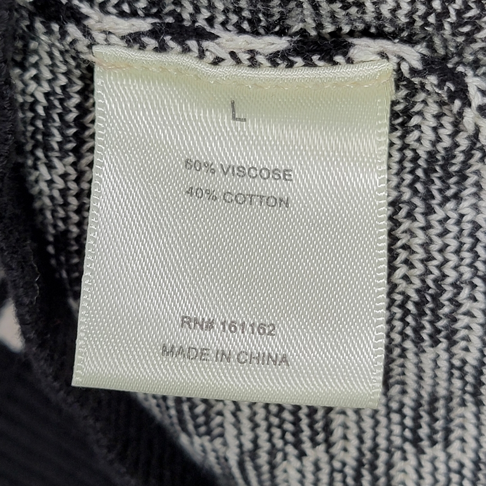 Elegant Black and White Checkered Crewneck Sweater - Picture 9 of 10